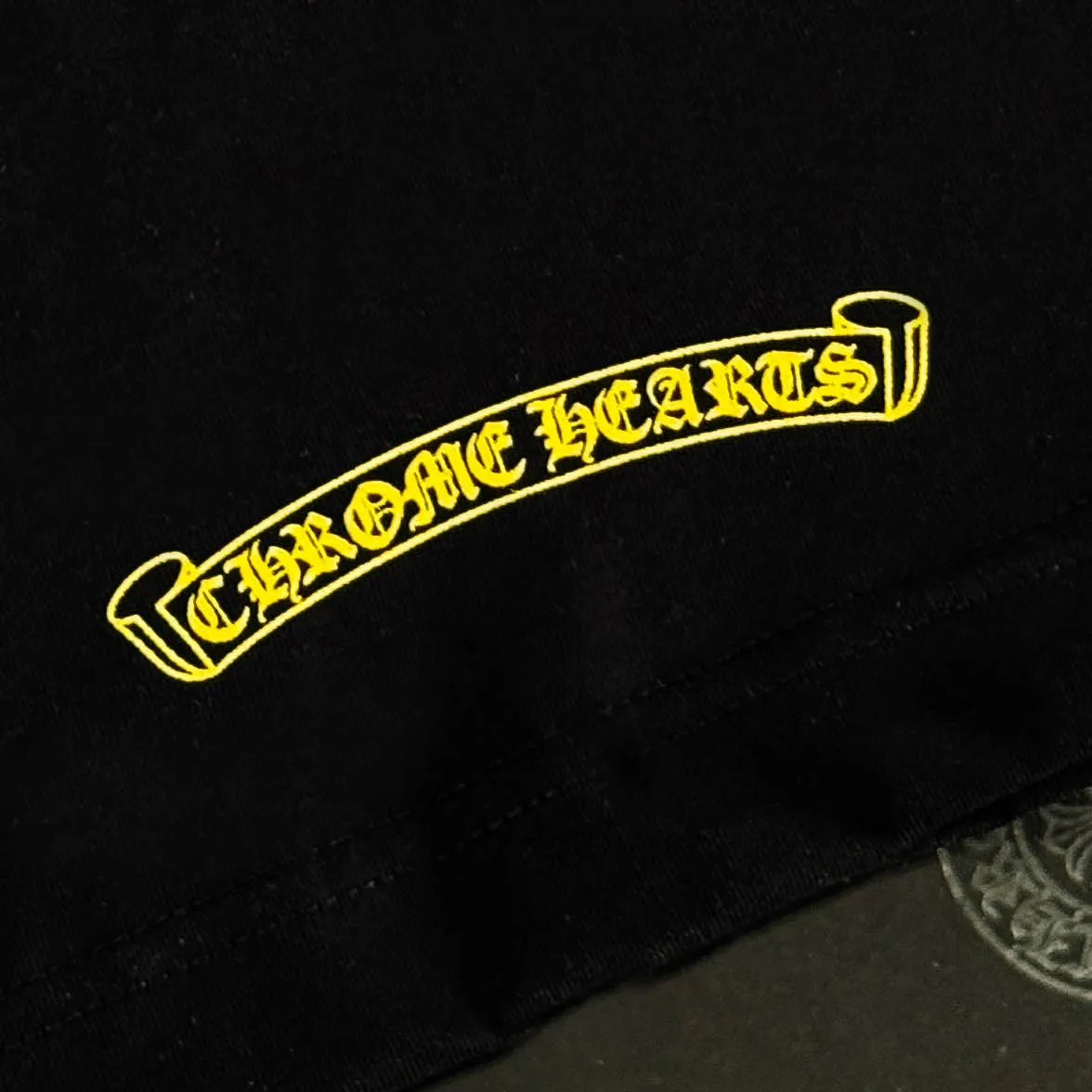P170 Chrome Hearts 25 high-end versions. The fabric is made of 300 grams of high-density pure cotton. It does not deform or shrink. It has three labels. It is the same style for men and women. Technology: suede foaming + digital printing. Color: white, black. SIZE: S-XL.